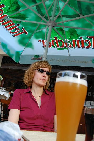 Anna-Lena achter glas bier.jpg